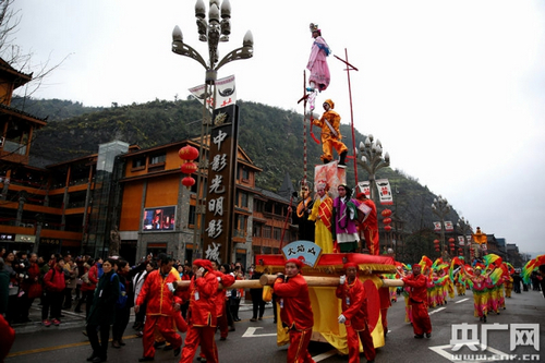 兴文欢庆"龙抬头"&nbsp;国家非遗"大坝高装"艺术巡游(图2)
