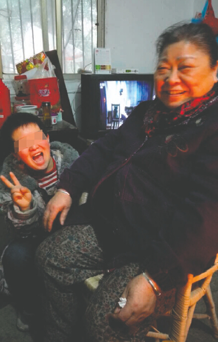 宜宾保姆:雇主去世留孤儿 她当了17年的"妈"(图1) 宜宾保姆:雇主去世留孤儿 她当了17年的"妈"(图1)