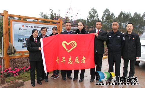 泸县法院为石桥镇义务植树添新绿(图1)