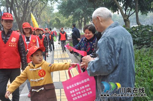华阳开展“最美华阳人 携手文明行”徒步活动(图2) 华阳开展“最美华阳人 携手文明行”徒步活动(图2)