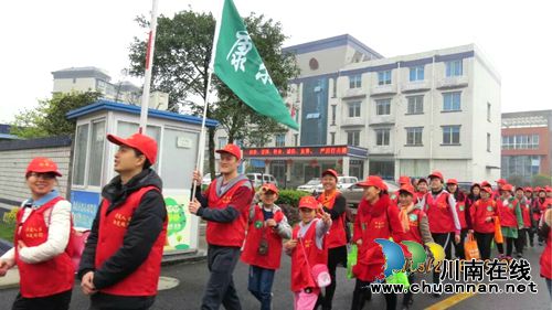 华阳开展“最美华阳人 携手文明行”徒步活动(图1) 华阳开展“最美华阳人 携手文明行”徒步活动(图1)