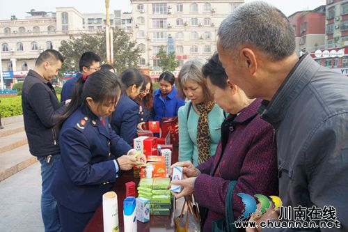 泸县工商局组织开展纪念3.15宣传咨询活动(图2) 泸县工商局组织开展纪念3.15宣传咨询活动(图2)