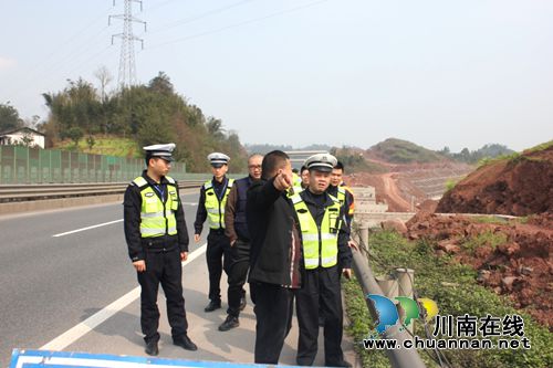 纳黔高速交警一大队联合开展施工隐患排查(图1) 纳黔高速交警一大队联合开展施工隐患排查(图1)