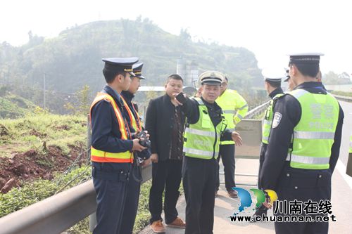 纳黔高速交警一大队联合开展施工隐患排查(图3) 纳黔高速交警一大队联合开展施工隐患排查(图3)