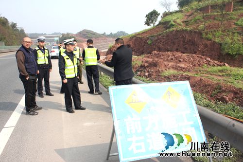 纳黔高速交警一大队联合开展施工隐患排查(图2) 纳黔高速交警一大队联合开展施工隐患排查(图2)