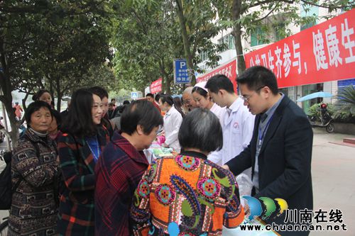 泸县国家基本公共卫生服务街头宣传在行动(图1) 泸县国家基本公共卫生服务街头宣传在行动(图1)