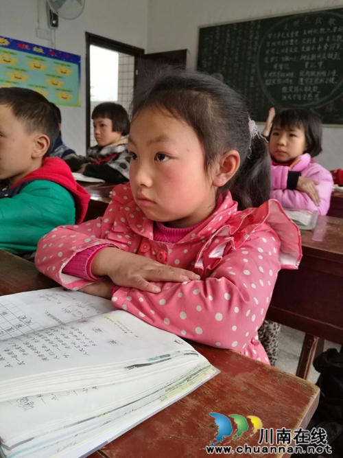 泸州免费培养900名村小教师 推进教育扶贫攻坚(图3) 泸州免费培养900名村小教师 推进教育扶贫攻坚(图3)