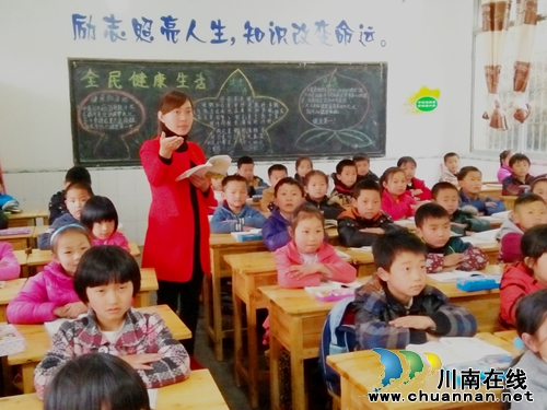 泸州免费培养900名村小教师 推进教育扶贫攻坚(图1) 泸州免费培养900名村小教师 推进教育扶贫攻坚(图1)