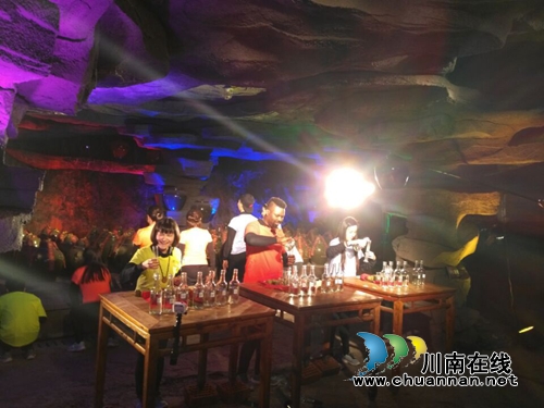 明星献“酒艺” 嗨翻泸州酒文化竞技真人秀!(图3) 明星献“酒艺” 嗨翻泸州酒文化竞技真人秀!(图3)