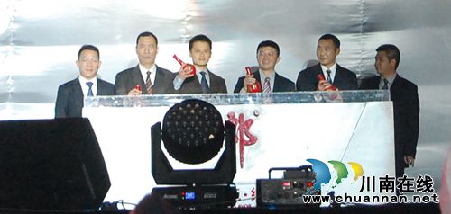 星光下,两万人齐声呐喊:神采飞扬!中国郎!(图2) 星光下,两万人齐声呐喊:神采飞扬!中国郎!(图2)