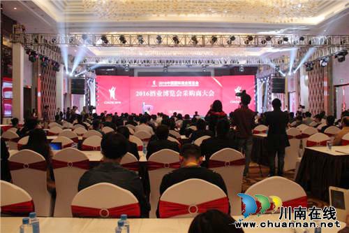 潭牌“2016国际酒博会纪念酒”亮相采购商大会(图1) 潭牌“2016国际酒博会纪念酒”亮相采购商大会(图1)