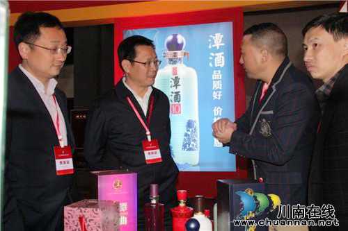 泸州古蔺县委书记、县长亲临潭酒展厅指导工作(图1)