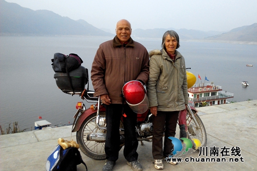 摩托骑游红军长征路 这对七旬夫妻帅呆了!(图1) 摩托骑游红军长征路 这对七旬夫妻帅呆了!(图1)