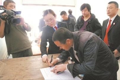 自贡首个反家暴"保护令"生效 父子欲对簿公堂(图1) 自贡首个反家暴"保护令"生效 父子欲对簿公堂(图1)