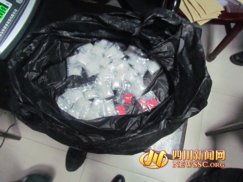 出租房“爆棚” 泸州警方出击拿下16“瘾君子”(图2) 出租房“爆棚” 泸州警方出击拿下16“瘾君子”(图2)