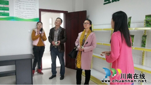 泸县民政局领导参观三道桥社区软硬件设施(图1)