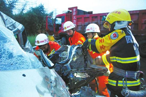 自贡一面包车与货车雨夜相撞 一婴儿死亡(图1) 自贡一面包车与货车雨夜相撞 一婴儿死亡(图1)