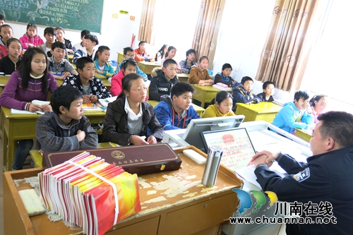 合江榕右乡派出所禁毒宣传进校园(图1) 合江榕右乡派出所禁毒宣传进校园(图1)