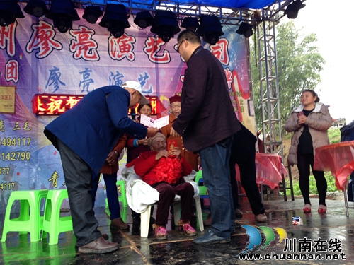 泸县石桥镇慰问关怀百岁老人(图1) 泸县石桥镇慰问关怀百岁老人(图1)