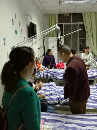 自贡一幼儿园23个娃娃呕吐腹泻 相关部门介入(图1) 自贡一幼儿园23个娃娃呕吐腹泻 相关部门介入(图1)
