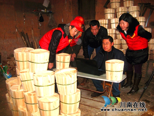 纳溪大渡口镇:志愿者培训村官网上卖土特产(图1) 纳溪大渡口镇:志愿者培训村官网上卖土特产(图1)