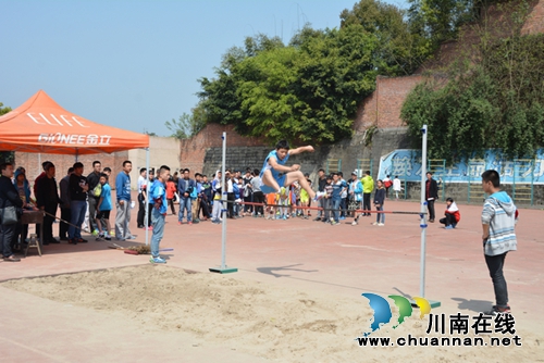 泸县一中举办县第二十届中小学生运动会(图2) 泸县一中举办县第二十届中小学生运动会(图2)