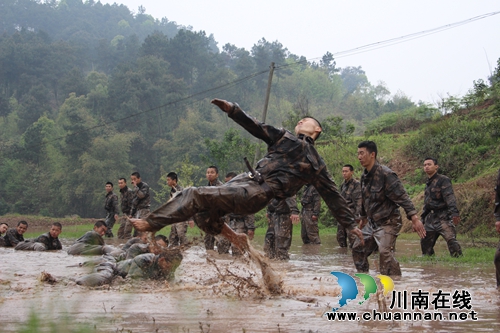 特战队员是如何炼成的?武警硬功夫太酷了!(图2) 特战队员是如何炼成的?武警硬功夫太酷了!(图2)