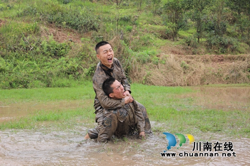 特战队员是如何炼成的?武警硬功夫太酷了!(图7) 特战队员是如何炼成的?武警硬功夫太酷了!(图7)