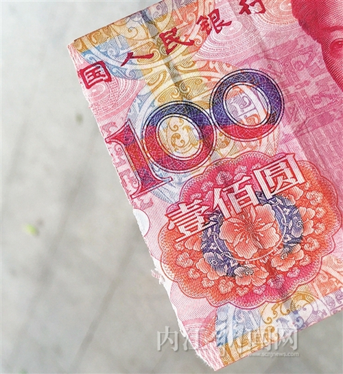内江市民ATM存钱遇“鬼”：存一张“吐”半截(图1)