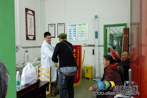 纳溪龙车这位医生被病人赞为“白求恩”(图1) 纳溪龙车这位医生被病人赞为“白求恩”(图1)