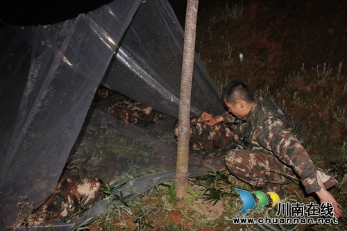 泸州武警特战队员 一周训练成“魔鬼”(图4) 泸州武警特战队员 一周训练成“魔鬼”(图4)
