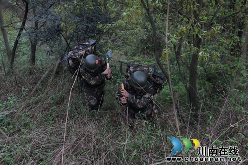 泸州武警特战队员 一周训练成“魔鬼”(图5) 泸州武警特战队员 一周训练成“魔鬼”(图5)