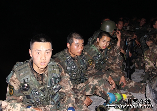 泸州武警特战队员 一周训练成“魔鬼”(图3) 泸州武警特战队员 一周训练成“魔鬼”(图3)
