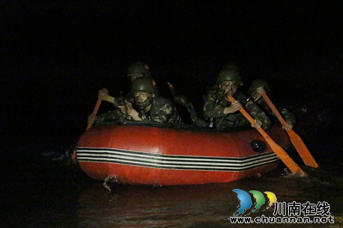 泸州武警特战队员 一周训练成“魔鬼”(图12) 泸州武警特战队员 一周训练成“魔鬼”(图12)