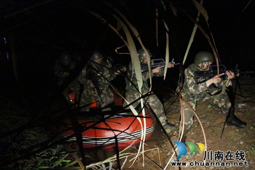 泸州武警特战队员 一周训练成“魔鬼”(图11) 泸州武警特战队员 一周训练成“魔鬼”(图11)