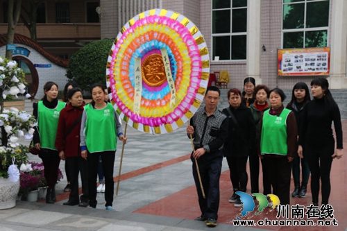 泸州:大山坪街道开展祭扫烈士陵园及廉政承诺活动(图2) 泸州:大山坪街道开展祭扫烈士陵园及廉政承诺活动(图2)