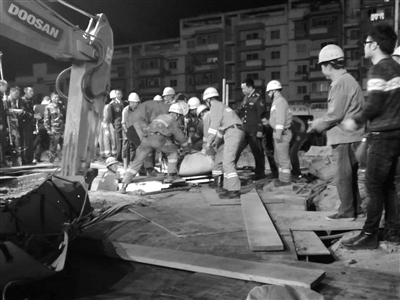 自贡一建筑工地内两工人被埋六小时&nbsp;奇迹生还(图1)