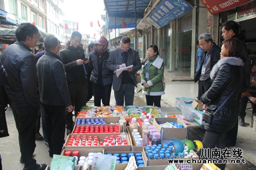 叙永麻城开展农资打假宣传专项行动(图1) 叙永麻城开展农资打假宣传专项行动(图1)
