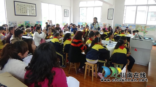 合江先市:小学美术教学赛 四教师秀“画技”(图3) 合江先市:小学美术教学赛 四教师秀“画技”(图3)