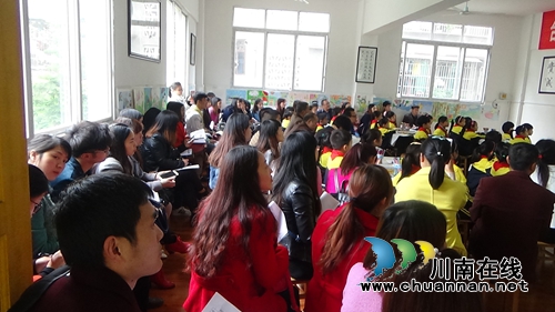 合江先市:小学美术教学赛 四教师秀“画技”(图2) 合江先市:小学美术教学赛 四教师秀“画技”(图2)