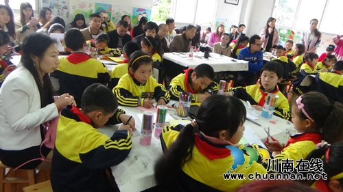 合江先市:小学美术教学赛 四教师秀“画技”(图5) 合江先市:小学美术教学赛 四教师秀“画技”(图5)