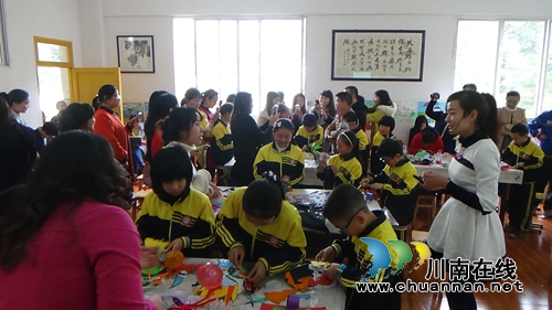 合江先市:小学美术教学赛 四教师秀“画技”(图6) 合江先市:小学美术教学赛 四教师秀“画技”(图6)