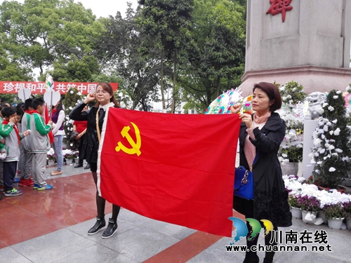 泸州石马沟社区:清明扫墓祭先烈(图1) 泸州石马沟社区:清明扫墓祭先烈(图1)