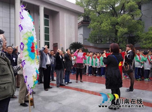 泸州石马沟社区:清明扫墓祭先烈(图2) 泸州石马沟社区:清明扫墓祭先烈(图2)