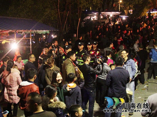 万人齐聚“玉蟾春会” 泸县公安全力保平安(图2) 万人齐聚“玉蟾春会” 泸县公安全力保平安(图2)