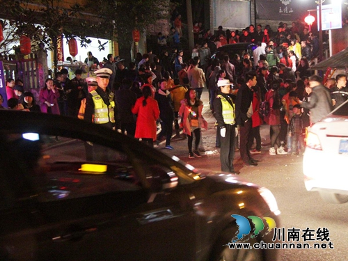 万人齐聚“玉蟾春会” 泸县公安全力保平安(图4) 万人齐聚“玉蟾春会” 泸县公安全力保平安(图4)