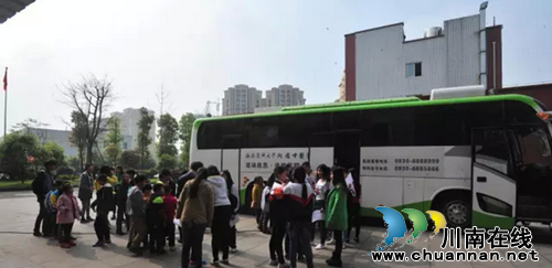 江阳区特殊教育学校赠西南医大中医院手工艺品(图4) 江阳区特殊教育学校赠西南医大中医院手工艺品(图4)