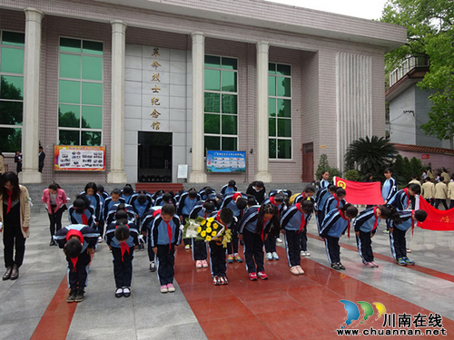 泸州十八中到忠山烈士陵园开展清明祭扫活动(图2) 泸州十八中到忠山烈士陵园开展清明祭扫活动(图2)
