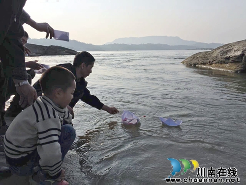 泸州纳溪:清明祭祀新风尚 鲜花纸船亦真情(图1) 泸州纳溪:清明祭祀新风尚 鲜花纸船亦真情(图1)