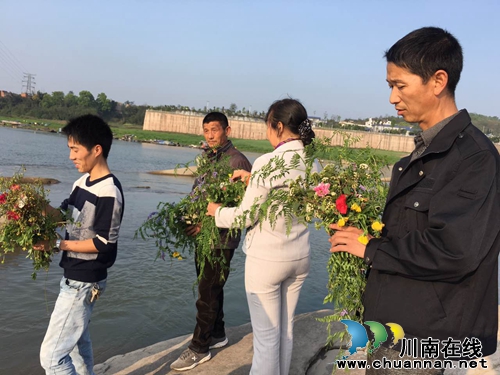 泸州纳溪:清明祭祀新风尚 鲜花纸船亦真情(图2) 泸州纳溪:清明祭祀新风尚 鲜花纸船亦真情(图2)